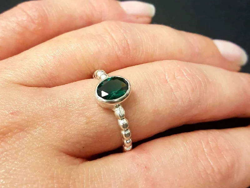 Women's Diamond Wedding Ring-Oval Emerald Ring - Green Bezel Ring - Vintage Bubble Band